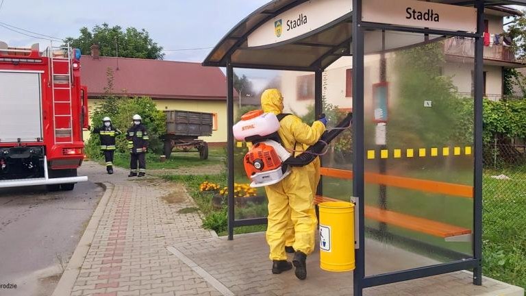 Dezynfekcja obiektów przez OSP (19).jpg