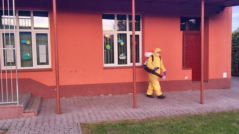 Dezynfekcja obiektów przez OSP (9).jpg