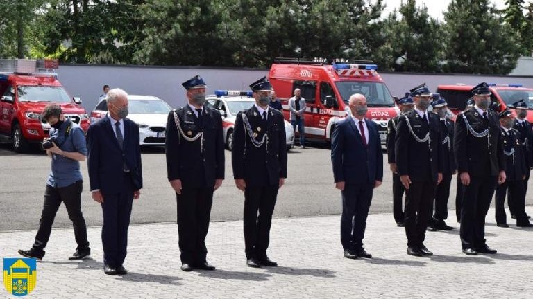 wręczenie promes na samochód bojowy OSP Podrzecze i Brzezna-Litacz (11).JPG