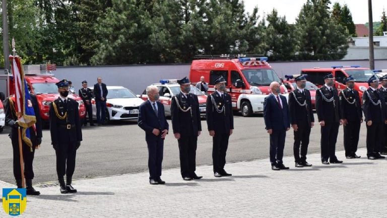 wręczenie promes na samochód bojowy OSP Podrzecze i Brzezna-Litacz (12).JPG