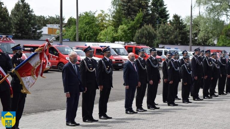 wręczenie promes na samochód bojowy OSP Podrzecze i Brzezna-Litacz (13).JPG