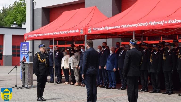 wręczenie promes na samochód bojowy OSP Podrzecze i Brzezna-Litacz (16).JPG