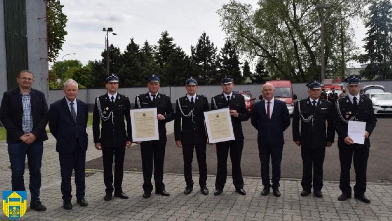 wręczenie promes na samochód bojowy OSP Podrzecze i Brzezna-Litacz (3).JPG