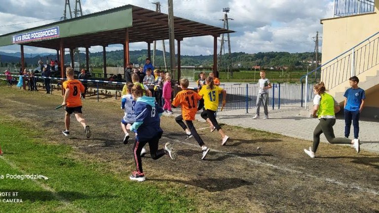 Gminne Sztafetowe Biegi Przełajowe (4).jpg
