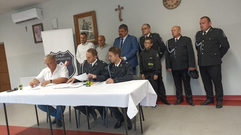 Podpisanie umowy na zakup nowego wozu strażackiego dla OSP Podrzecze  (12).jpg