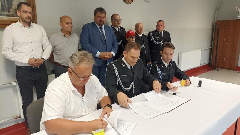 Podpisanie umowy na zakup nowego wozu strażackiego dla OSP Podrzecze  (15).jpg