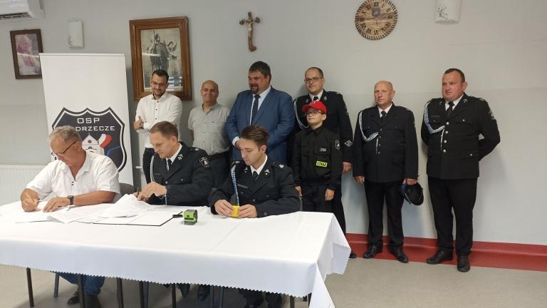 Podpisanie umowy na zakup nowego wozu strażackiego dla OSP Podrzecze  (3).jpg