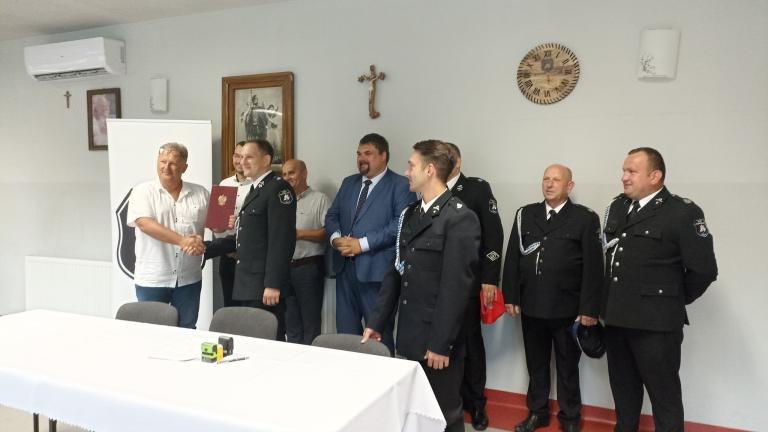 Podpisanie umowy na zakup nowego wozu strażackiego dla OSP Podrzecze  (7).jpg