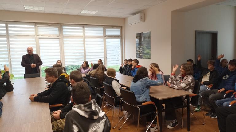 Lekcja WOS-u w Urzędzie Gminy Podegrodzie - SP w Brzeznej (1).jpg