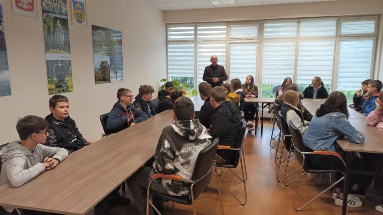 Lekcja WOS-u w Urzędzie Gminy Podegrodzie - SP w Brzeznej (2).jpg