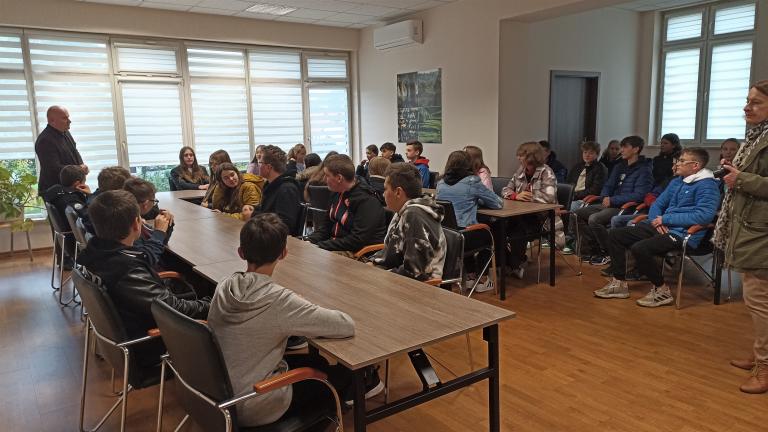 Lekcja WOS-u w Urzędzie Gminy Podegrodzie - SP w Brzeznej (3).jpg