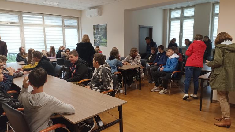 Lekcja WOS-u w Urzędzie Gminy Podegrodzie - SP w Brzeznej (4).jpg
