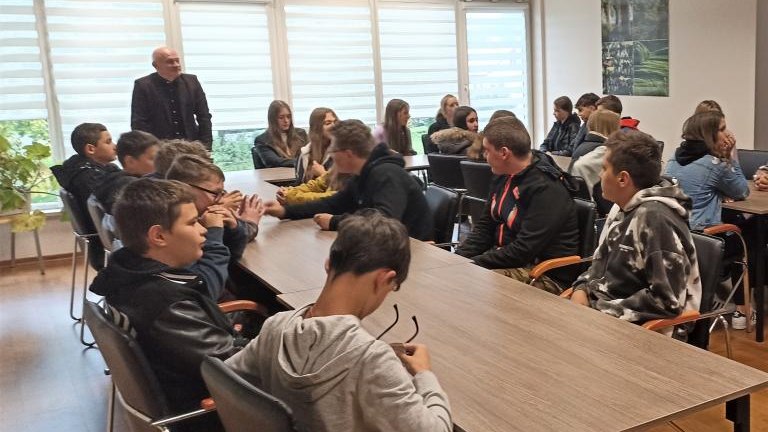 Lekcja WOS-u w Urzędzie Gminy Podegrodzie - SP w Brzeznej (5).jpg